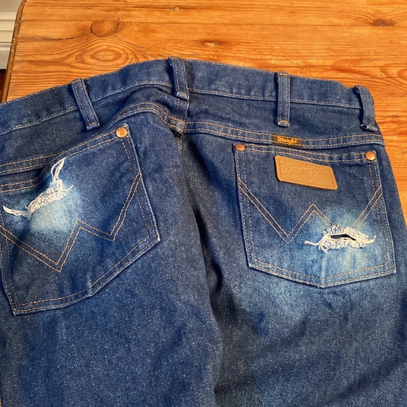 Wrangler Distressed Jeans - Picture 3 of 7